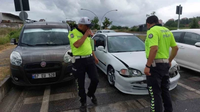 Hafif ticari araç otomobil ile çarpıştı: 1 yaralı