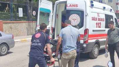 Otomobille çarpışan motosikletteki 2 kişi yaralandı
