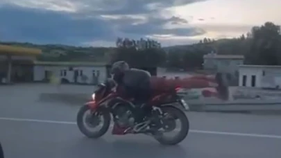 Tehlikeli akım, motosikleti yüzüstü yatarak sürdü