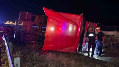 TEM Otoyolu’nda cip ile çarpışan tır, orta refüje devrildi: 2 yaralı