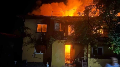 Yaşlı kadının 2 katlı evi küle döndü