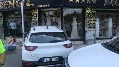 Amasya’da kaza yapan aracın vitrine çarptığı anlar kamerada