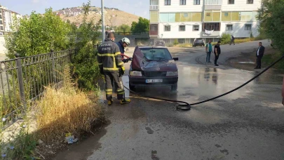 Park halindeki otomobil alev aldı