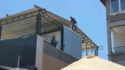 Belediye başkanı ile görüşmek isteyen kişi çatıya çıktı