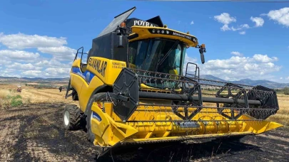 Biçerdöver elektrik hattına çarptı, çıkan kıvılcımlar 13 dönüm buğdayı küle çevirdi