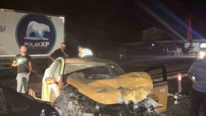 Ticari taksi tıra arkadan çarptı: 1 yaralı