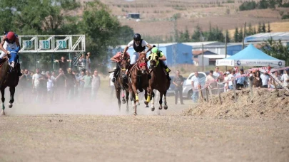 Çorum’da at yarışları nefes kesti