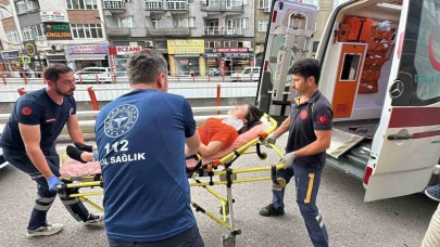 Dolmuştan inen yolcuya motosiklet çarptı: 2 yaralı