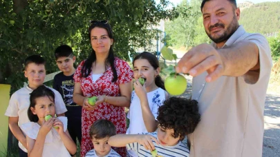 Don felaketinden korunan elmaları satmayıp bahçesine gelenlere ikram ediyor