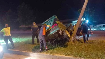 Elektrik direğine çarpan Tofaş hurdaya döndü