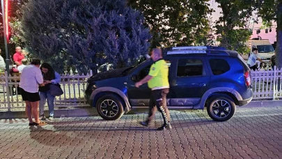 Fenalaşan cip sürücüsü demir korkuluklara çarptı