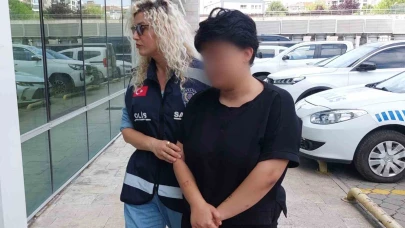 Genç kız, erkek arkadaşından ayrılmasını isteyen annesini bıçakla ağır yaraladı