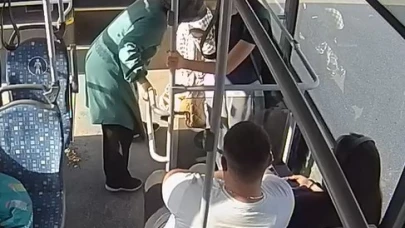 Halk otobüsü şoförü, fenalaşan yolcu için zamanla yarıştı