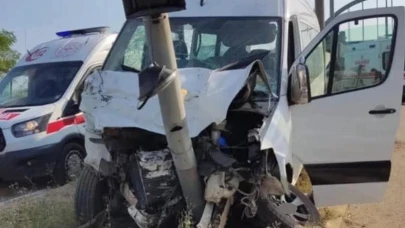 Karadeniz Sahil Yolu’nda minibüs ile otomobil çarpıştı: 13 yaralı