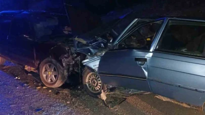 Trafik Kazası: İki Otomobil Çarpıştı, 3 Kişi Yaralandı