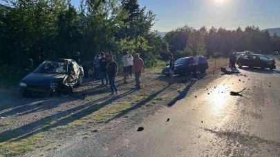 İki otomobil kafa kafaya çarpıştı: 4 yaralı