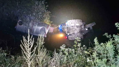 Traktör ırmağa devrildi, sürücüsü yaralandı