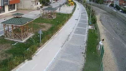 Kediye yardım etmek isterken su kanalına düşerek ayağını kırdı