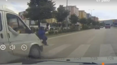Minibüsün çarptığı yaya yaralandı: O anlar kamerada