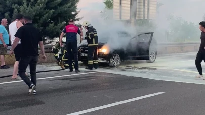 Motor kısmından alev alan araçta maddi hasar meydana geldi