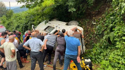 Çay toplamaya gidenleri taşıyan panelvan kaza yaptı: 2 ölü, 3 yaralı