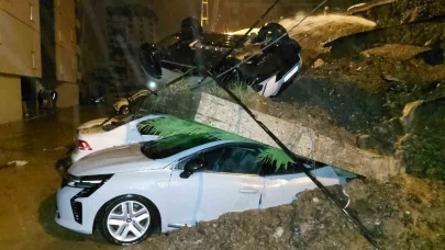 Kuvvetli sağanak: İstinat duvarı araçların üzerine devrildi