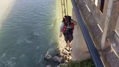 Serinlemek için girdiği suda mahsur kaldı