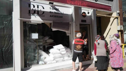 Tekstil mağazasındaki yangın, faciaya dönüşmeden söndürüldü
