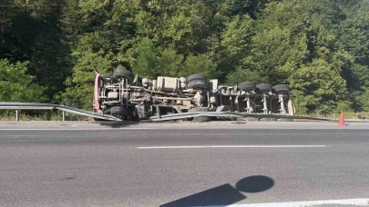 Tomruk yüklü tır devrildi, faciadan dönüldü