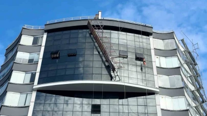Yürekleri ağza getiren görüntü: 11. katta iskele koptu, işçiler ölümden döndü