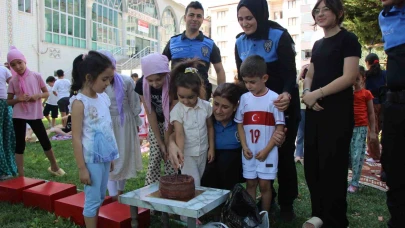 Amasya polisinden Kur’an kursunda eğitim gören çocuklara pasta sürprizi