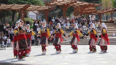 Amasya’da 30 Ağustos kutlamalarında ses sistemi krizi: Gösterileri yarım kalan kızları halk teselli etti