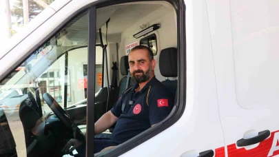 Ambulans şoförü çocuğu yalın ayak bırakmadı, istasyona galoşla döndü