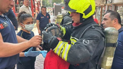 5 katlı apartmanda yangın çıktı: 1’i çocuk 2 kişi dumanlar arasından kurtarıldı