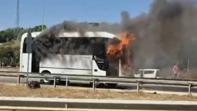 Seyir halindeki midibüs alev alev yandı