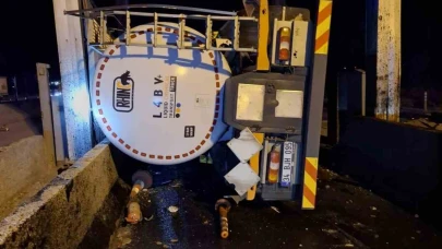 Tanker gişelere çarpıp devrildi: 1 yaralı