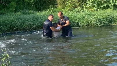 Çaya atlayan şahsı ekipler son anda kurtardı