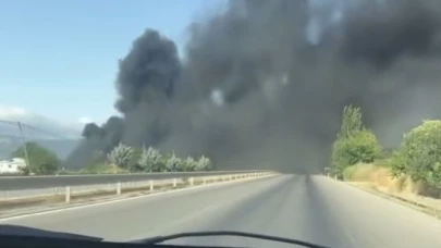 Depoda çıkan yangında gökyüzünü siyah dumanlar kapladı