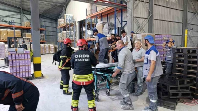 Fabrikada palet makinesine sıkışan işçi ağır yaralandı