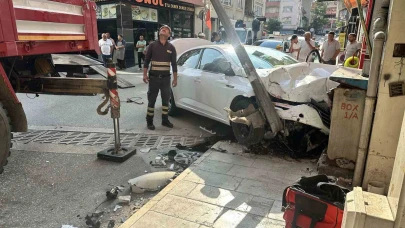 Çarpışan otomobiller iş yerlerine çarparak durabildi: 1 yaralı