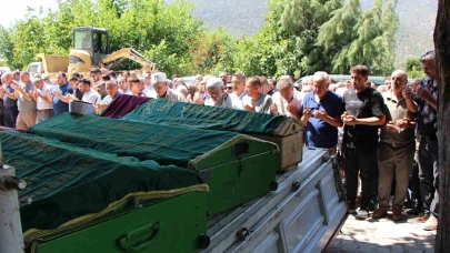 Kazada ölen anne, böbreğini verdiği oğlu ve kızı son yolculuğuna uğurlandı