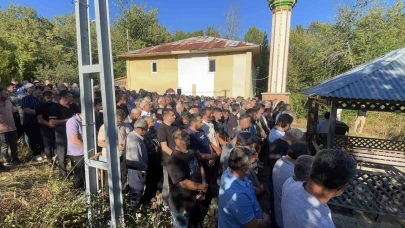 Kestiği ağacın altında kalarak kalp krizi geçiren işçi toprağa verildi