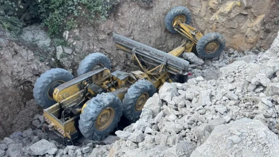 Freni patlayan iş makinesi uçuruma yuvalandı: O anlar kamerada