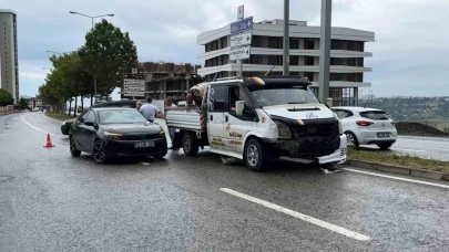 Kamyonet ile otomobil çarpıştı: 3 yaralı