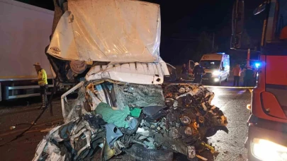 Kamyonet park halindeki tıra çarptı: 1 ölü, 1 yaralı