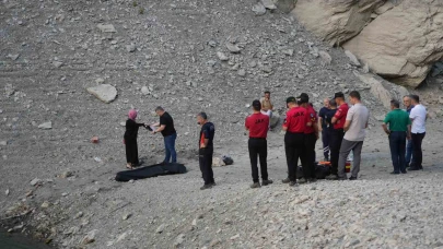 Serinlemek için baraj gölüne giren çocuk boğuldu