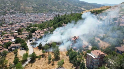 Boş arazide çıkan yangın evlere sıçramadan söndürüldü