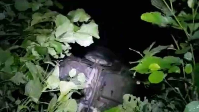 Kontrolden çıkan araç dereye uçtu: 4 kişi son anda kurtarıldı