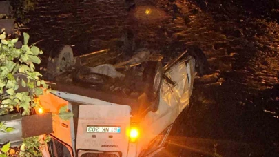 Minibüs dereye uçtu: 3 yaralı