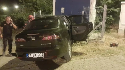 Kontrolden çıkan otomobil trafoya çarptı